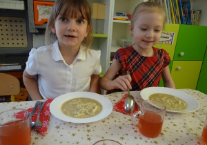 Dziewczynki podczas obiadu wigilijnego